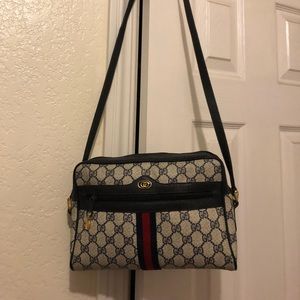 Crossbody Gucci purse